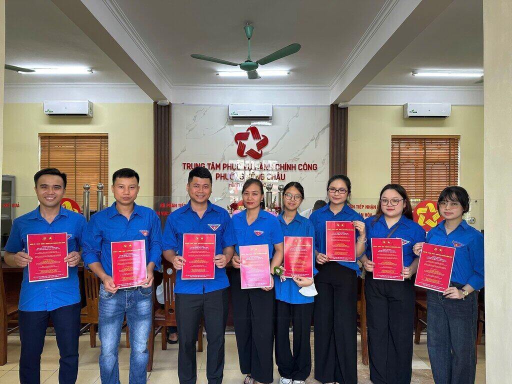 La juventud de Hong Chau Ward, la provincia de Yen se ofrecio como voluntario para apoyar la operacion de dos niveles. Foto: Youth Hong Chau Ward