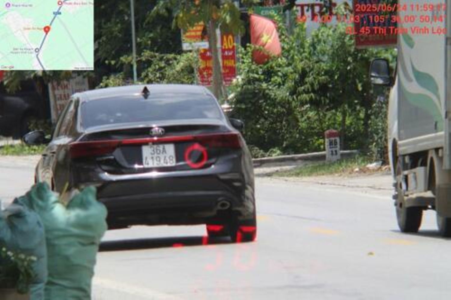 違反車両が冷遇処罰される様子を記録した写真。写真:Thanh Hoa警察