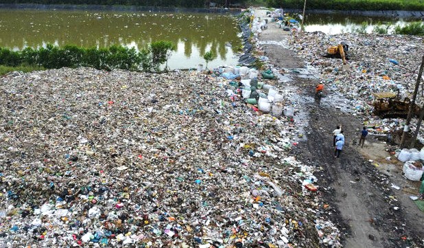 La plus grande usine de traitement des dechets menagers de Ca Mau ferme ses portes les dechets menagers sont rassembles pour etre enterres. Photo : Nhat Ho