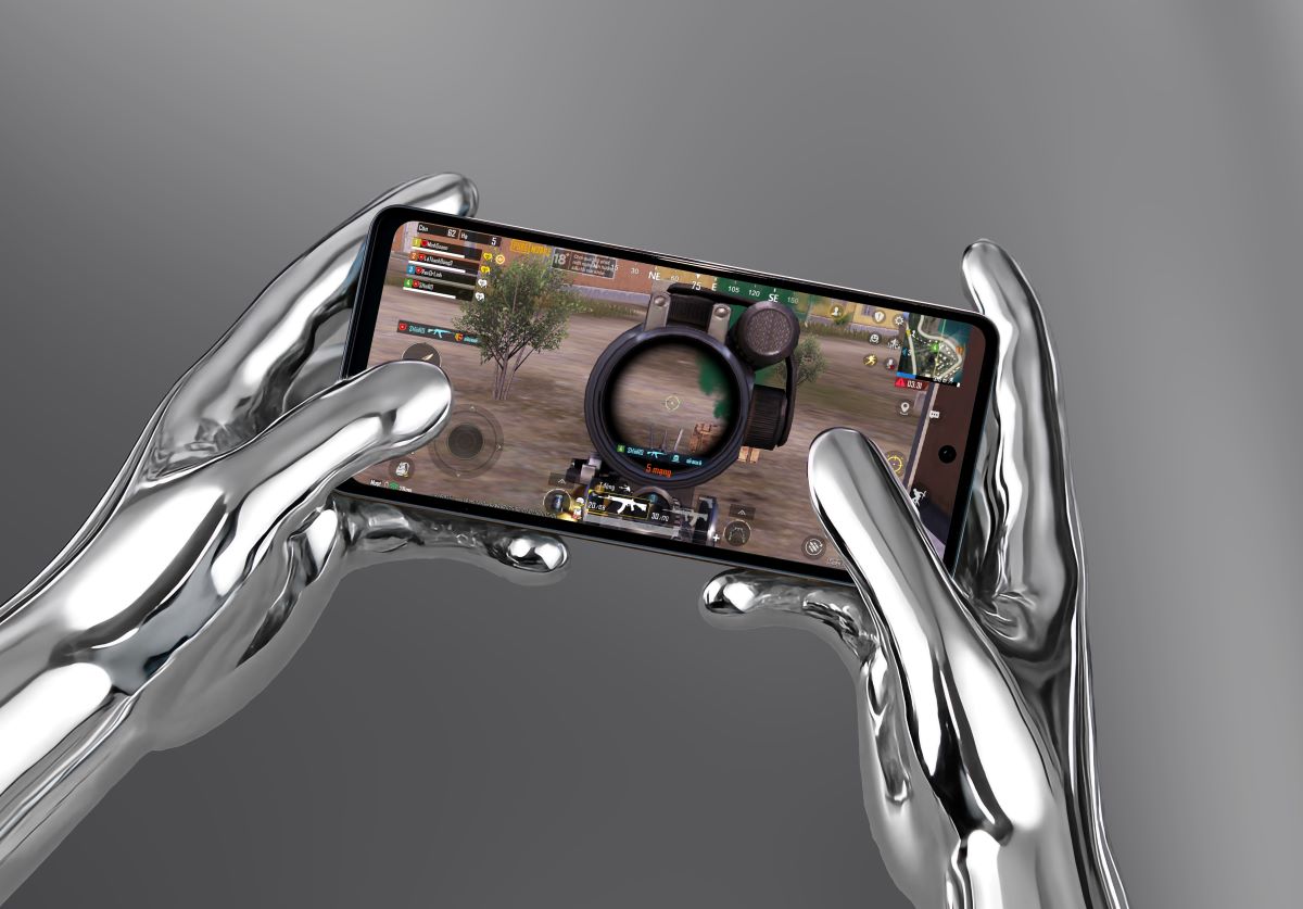 The Tecno Pova 7 is a notable low-cost gaming smartphone with a "huge" 10.000mA battery. Photo: Tuan Le