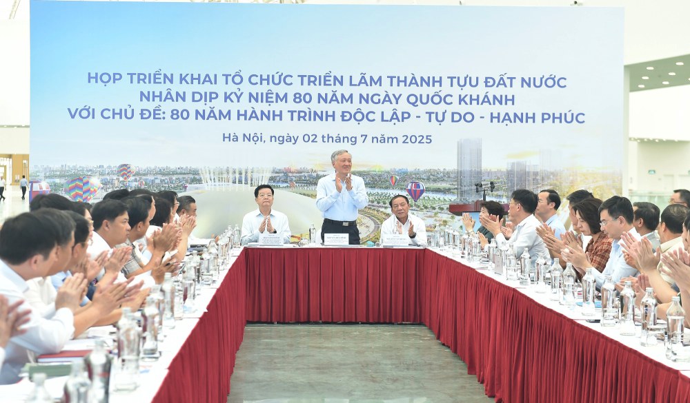 Nguyen Hoa Binh副首相とMai Van Chinh副首相は、2.7の国の功績展示会の準備と実施に関する会議の議長を務めました。写真：VGP/Giang Thanh