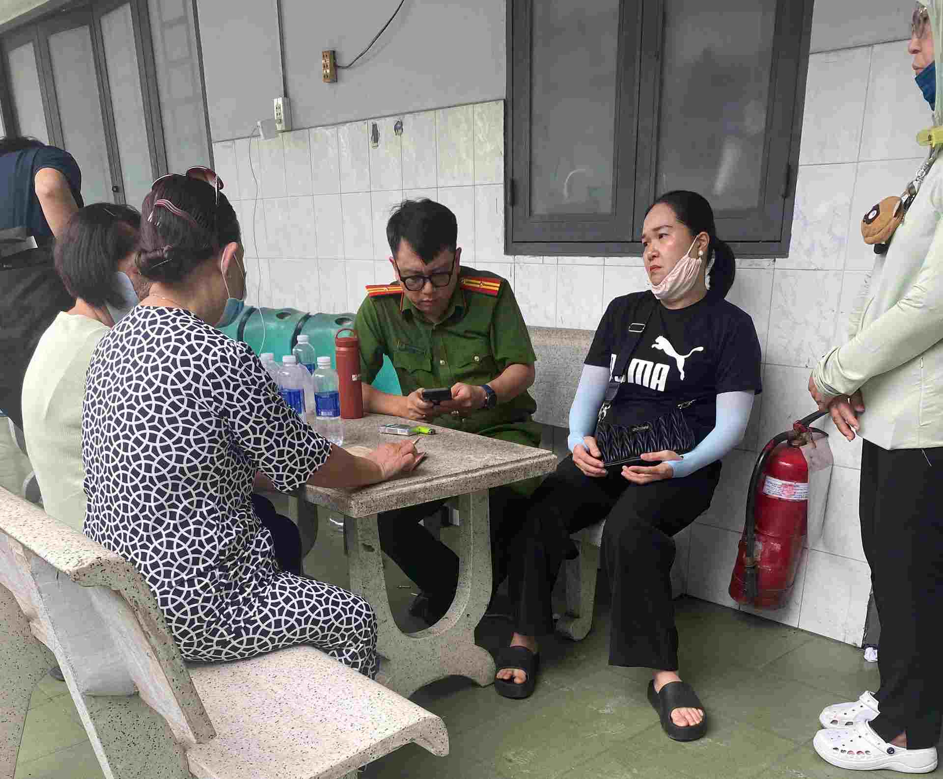 Nguoi than cua cac nan nhan tu vong trong vu chay o cu xa Doc Lap den lam thu tuc nhan thi the o Trung tam hoa tang Binh Hung Hoa. Anh: Minh Tam