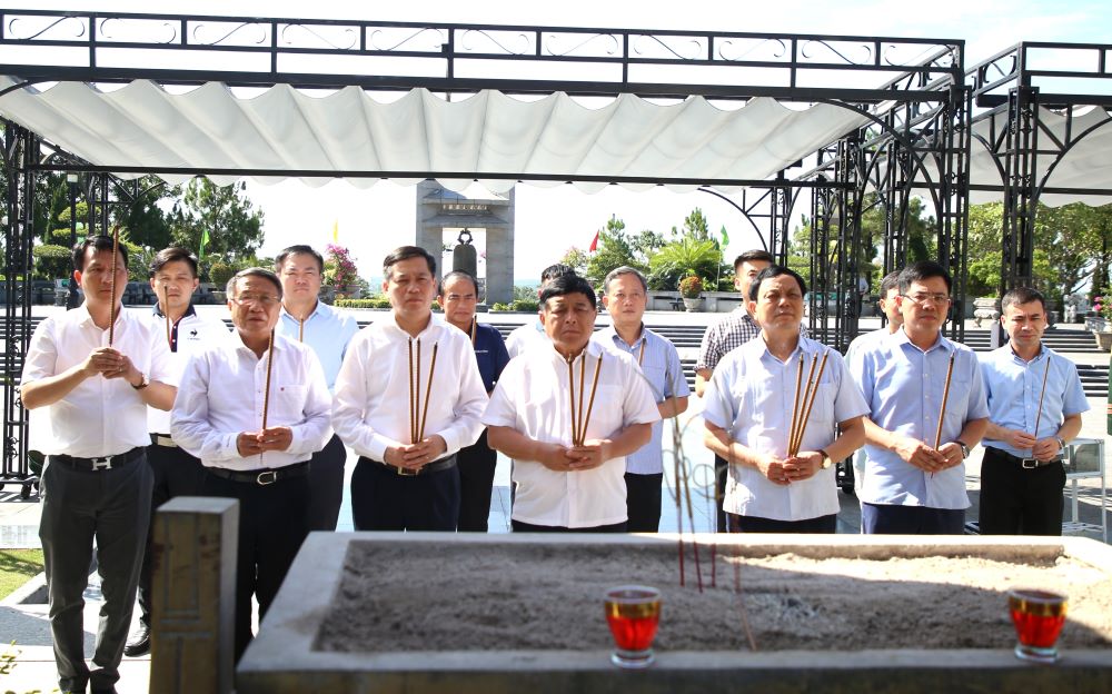 Pho Thu tuong Nguyen Chi Dung cung doan cong tac dang huong tai Nghia trang liet si quoc gia Duong 9. Anh: Hung Tho