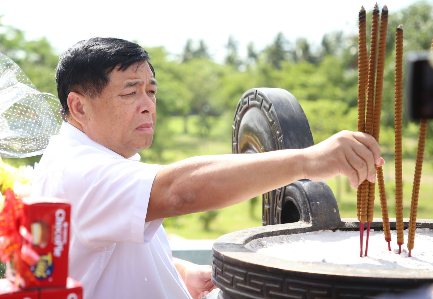 Nguyen Chi Dung 부총리가 Quang Tri 고대 성채에서 영웅과 순교자를 기리기 위해 향을 피우고 있습니다. 사진: Hung Tho