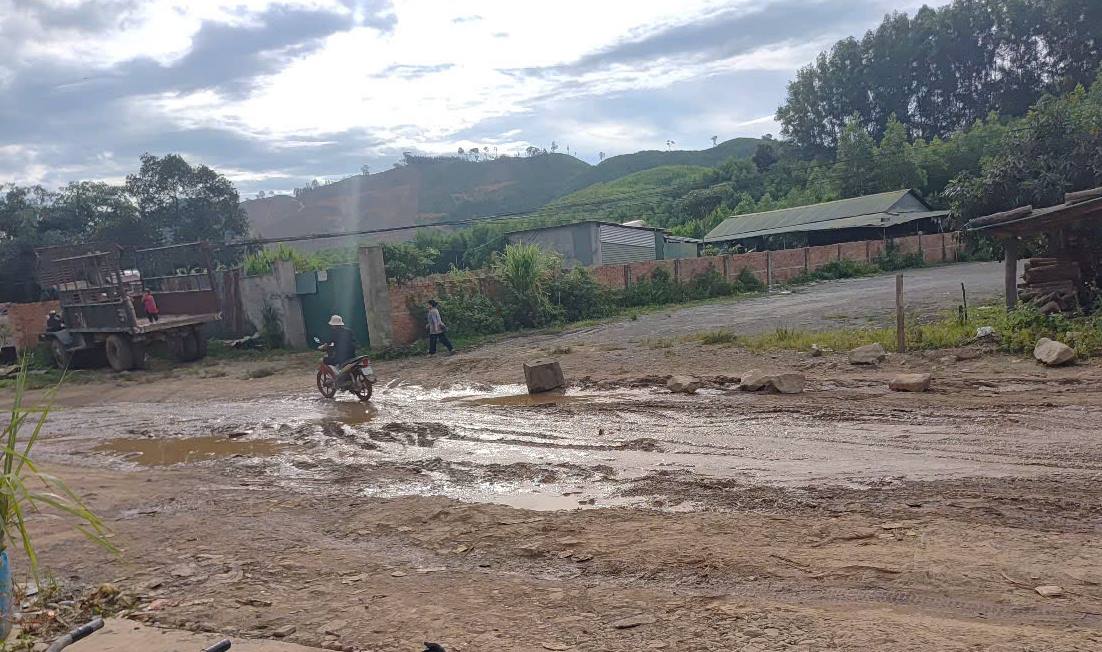 La route Dong Truong Son a ete transportee par un grand camion transportant des materiaux de construction pour la construction de Khanh Hoa - Buon Ma Thuot Highway. Photo: Bao Trung
