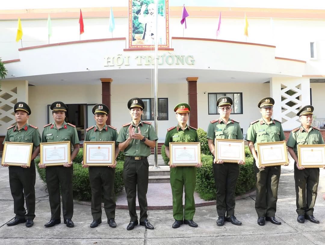 Hai tap the va 10 ca nhan co thanh tich xuat sac dot xuat trong dau tranh chuyen an, bat giu doi tuong van chuyen, tang tru trai phep vat lieu no duoc khen thuong. Anh: Cong an Quang Ngai