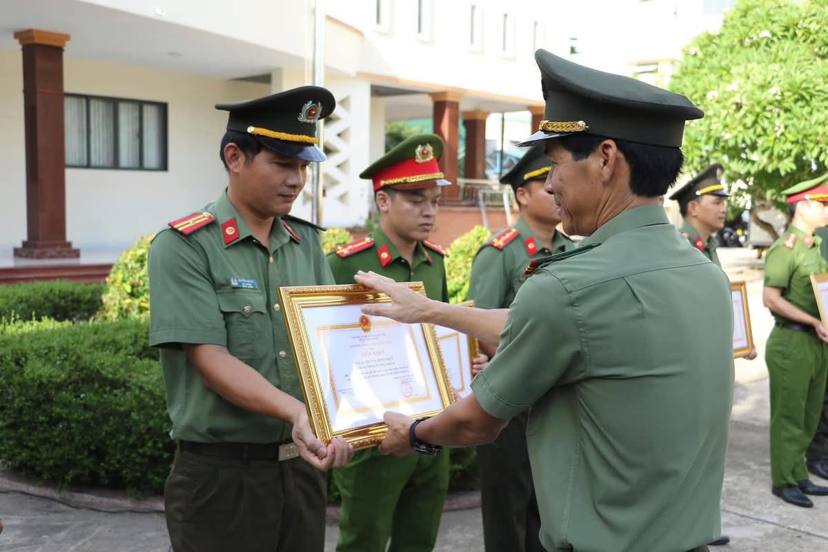 Le colonel Vo Van Duong - Directeur adjoint de la police provinciale de Quang Ngai remet des certificats de merite aux collectifs et aux individus ayant obtenu des resultats dans la lutte contre les affaires speciales et l'arrestation de personnes transportant et stockant illegalement des explosifs. Photo : Police provinciale de Quang Ngai