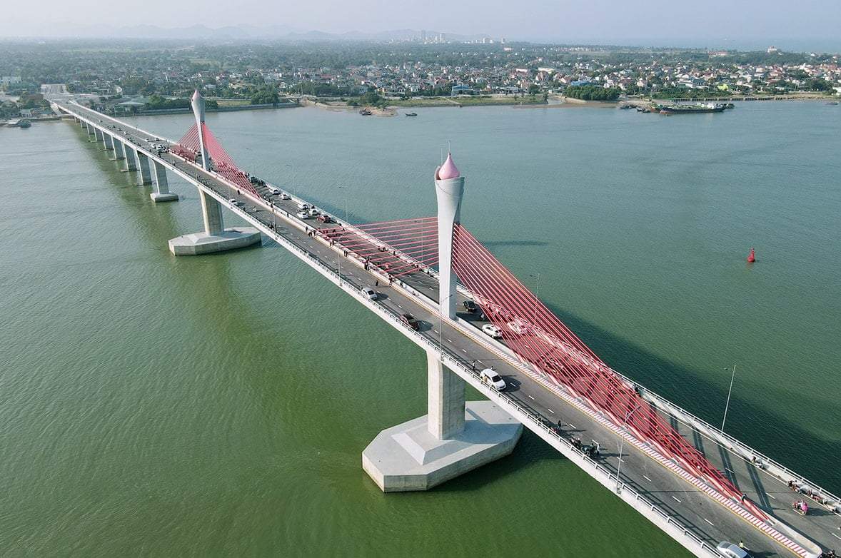 A l'extremite du pont Cua Hoi la societe TNHH MTV de reparation automobile Hai Phong propose de mettre en œuvre le projet portuaire et de services d'infrastructure logistique de Cua Hoi. Photo : Hai Dang.