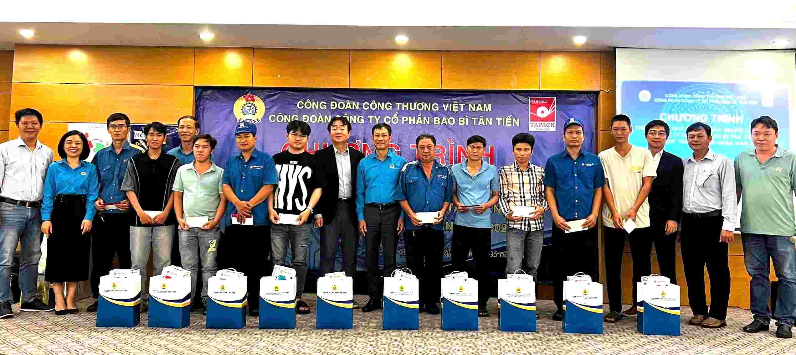 Les dirigeants du syndicat de l'industrie et du commerce du Vietnam offrent des cadeaux aux travailleurs en difficulte. Photo : Thuy Linh