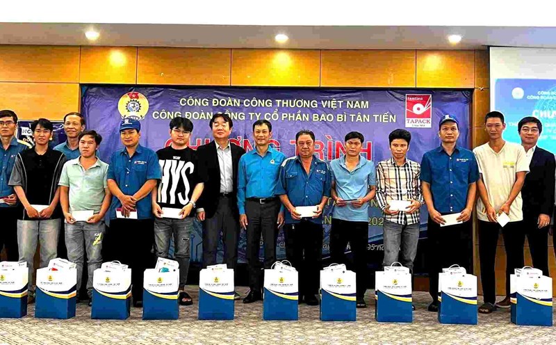 Leaders of the Vietnam Trade Union of Industry and Trade presented gifts to disadvantaged workers. Photo: Thuy Linh
