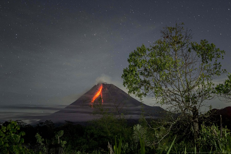 Materia volcanica rociada desde Marapi Mountain, en Indonesia en 2023. Foto: Xinhua