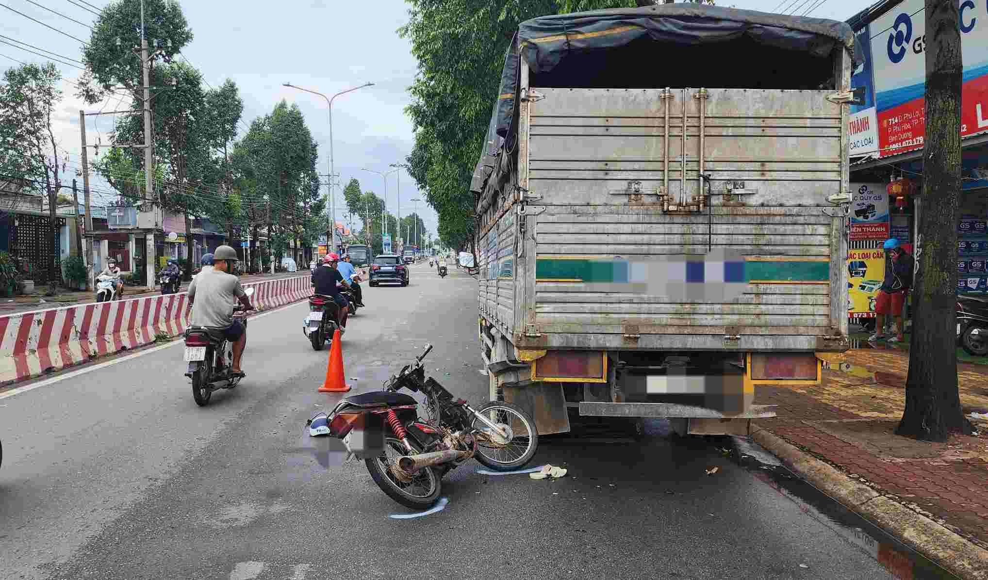 Scene de l'accident d'une moto qui a percute l'arriere d'un camion tuant un homme. Photo : Dinh Trong