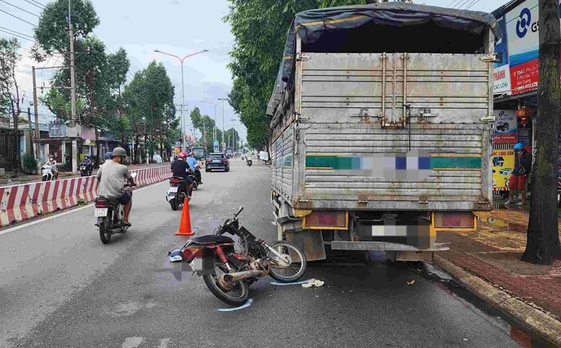 The scene of the motorbike accident that hit the back of a truck, killing the man. Photo: Dinh Trong