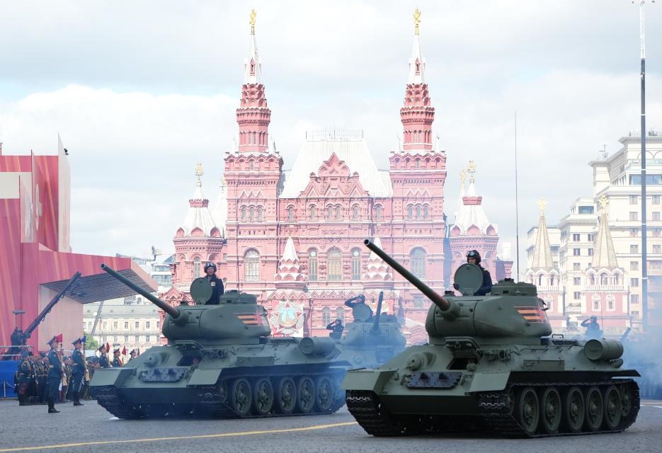 2025년 5월 9일 위대한 조국 전쟁 승리 80주년 기념 군사 퍼레이드에 참가한 러시아 탱크. 사진: 신화통신