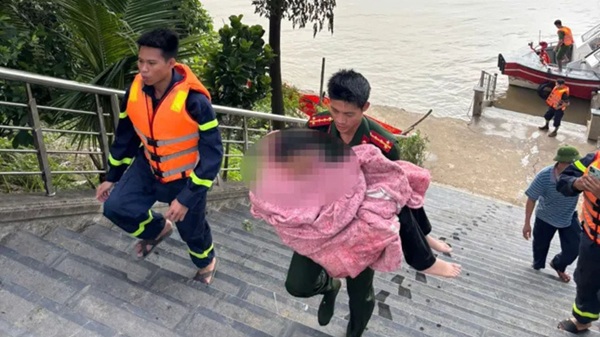 Les forces de l'ordre de Hanoï sauvent a temps une etudiante qui saute du pont Vinh Tuy. Photo : CAHN
