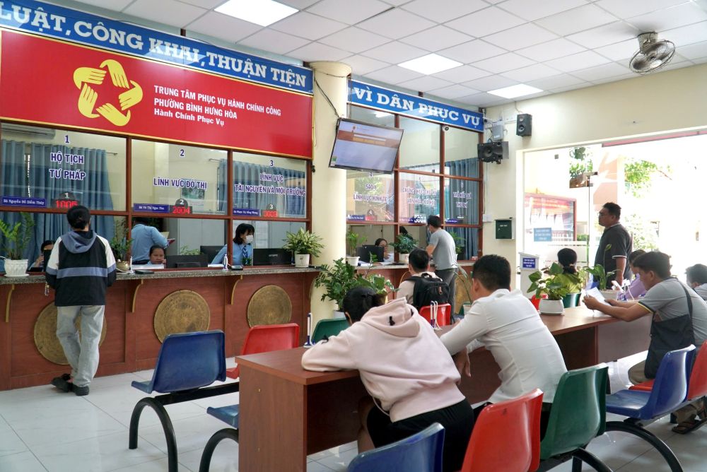 Khu vuc Trung tam phuc vu hanh chinh cong cua phuong Binh Hung Hoa. Anh: Minh Tam