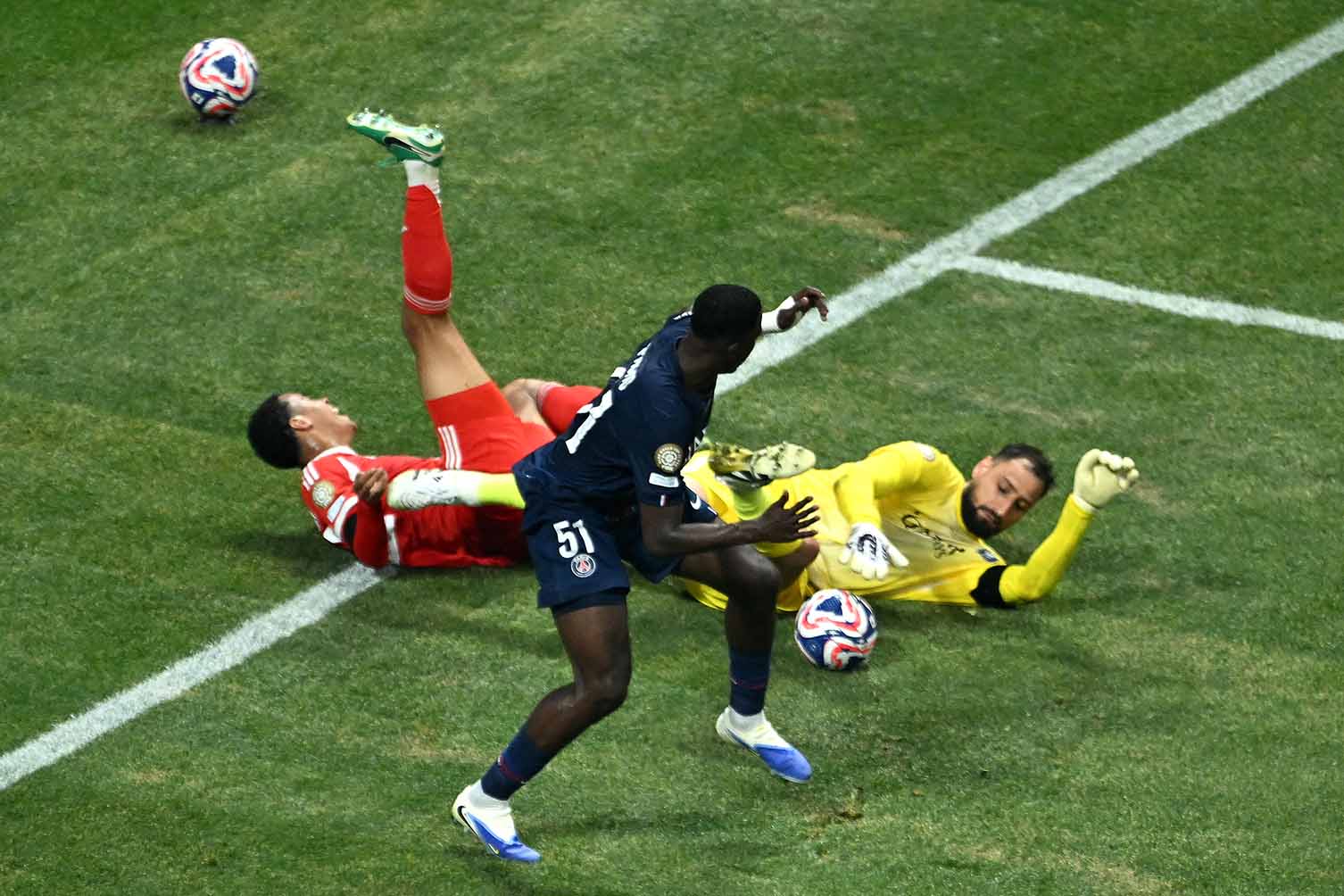 자말 무시아라는 2025 FIFA 클럽 월드컵 8강전에서 매우 심각한 부상을 입었습니다. 사진: AFP