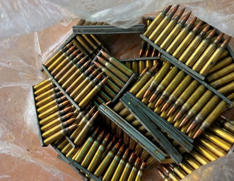 Les autorites ont recupere les munitions decouvertes dans la zone du lac Nam Phuong 1. Photo : Lam Hong