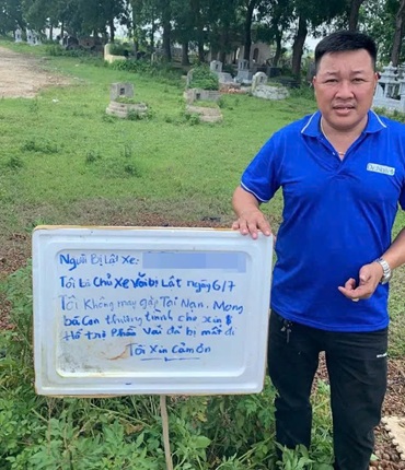 Chu xe tai viet bang xin ba con ho tro phan vai da bi mat. Anh: Duc Long