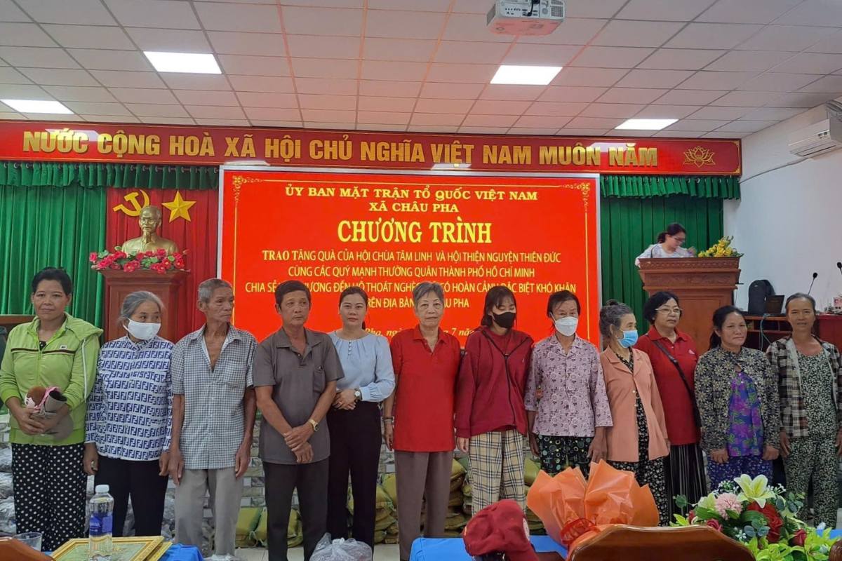 Dar regalos para apoyar a los hogares pobres y circunstancias dificiles en la comuna de Chau PHA. Foto: Comite del Frente de Patron de Chau PHA Commune