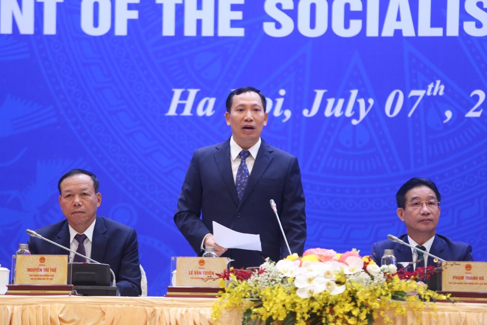 Le Van Tuyen 상장 - 공안부 차관은 올해가 1년에 2번 특별 사면을 조직하는 세 번째 해라고 밝혔습니다. 사진: Pham Dong