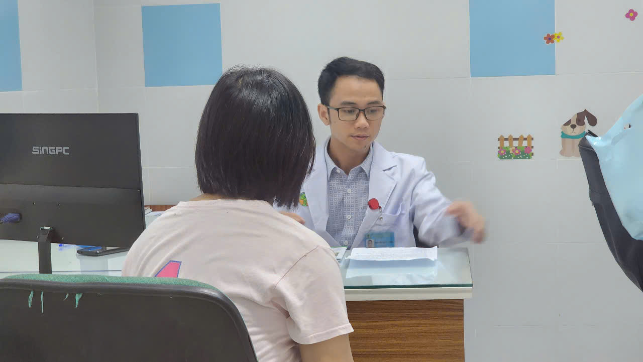 The child with psychological trauma was examined by a doctor. Photo: Nguyen Ly