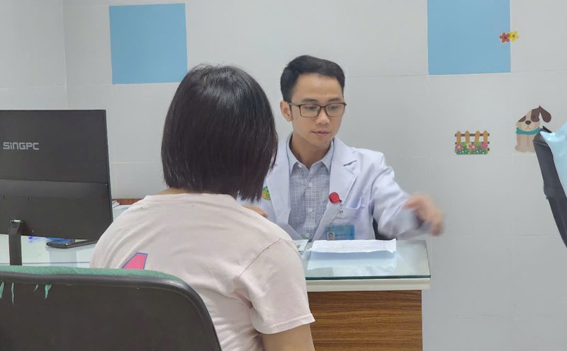 The child with psychological trauma was examined by a doctor. Photo: Nguyen Ly