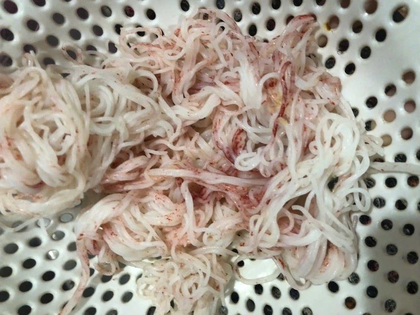 다낭에서 비정상적으로 색깔이 변하는 쌀국수에 대한 불만을 확인합니다. 사진: 주민 제공