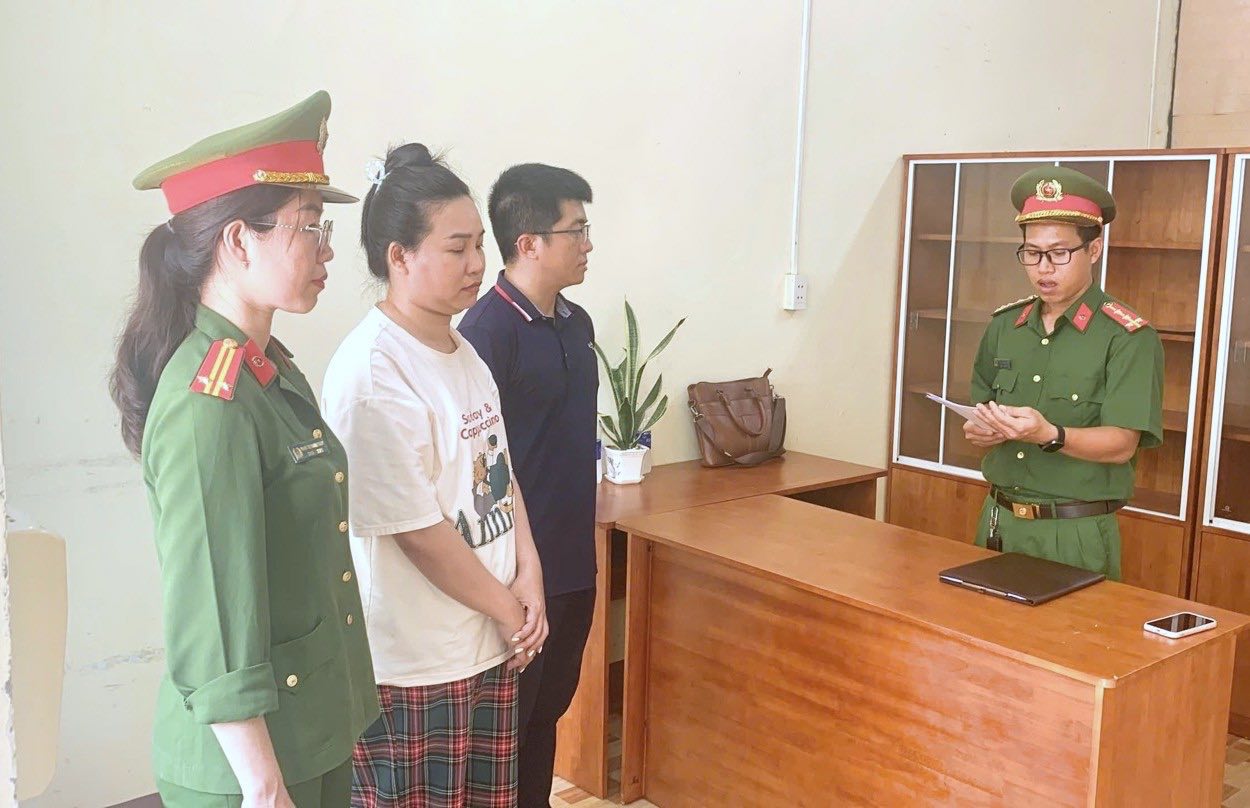 Thi hành lệnh bắt bị can để tạm giam đối với Nguyễn Thị Hồng Ngọc (từng là nhân viên một công ty giao hàng). Ảnh: Công an tỉnh Đồng Nai