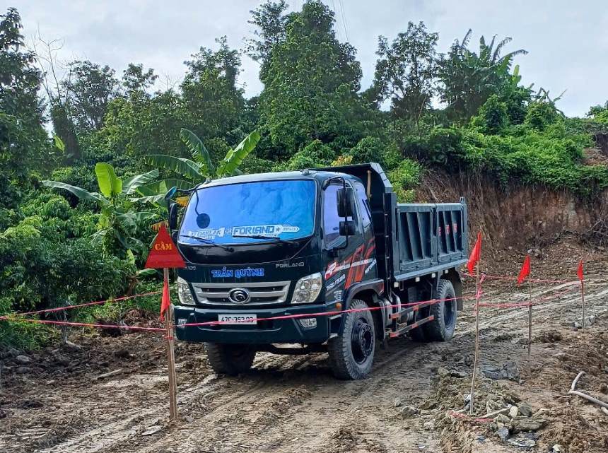 폭탄은 덤프 트럭에 쏟아졌을 때 발견되었습니다. 사진: 바오 람