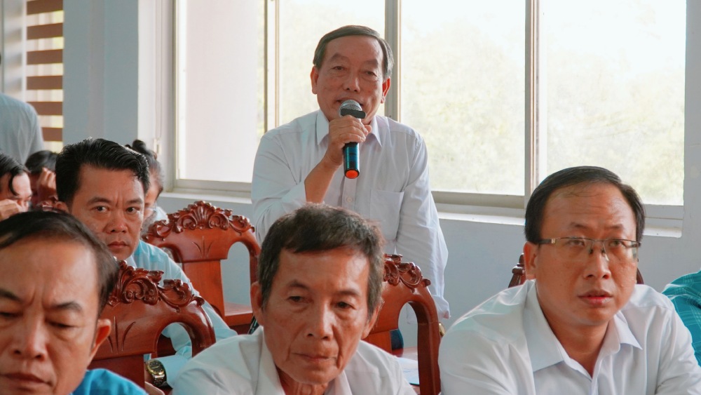 Cac cu tri neu y kien tai buoi tiep xuc. Anh: Nam Phuong