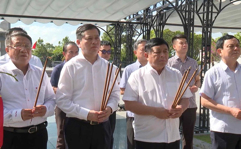 Offering incense and flowers to pay tribute to the heroic martyrs in Quang Tri.
