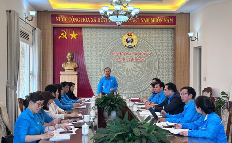 Mr. Nguyen Phu Hoang - Chairman of Lam Dong Provincial Labor Federation chaired a conference to decide on many important union contents and activities. Photo: Duc Lam