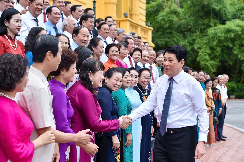 Politburo member and President Luong Cuong met intimately with the delegation of cadres of the National Association for the Promotion of Education. Photo: Thuy Nguyen/Nhan Dan Newspaper