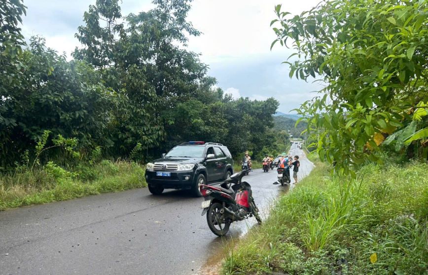 관계 당국은 목을 매 숨진 남성의 사망 원인을 조사하기 위해 현장에 출동했습니다. 사진: 람 홍
