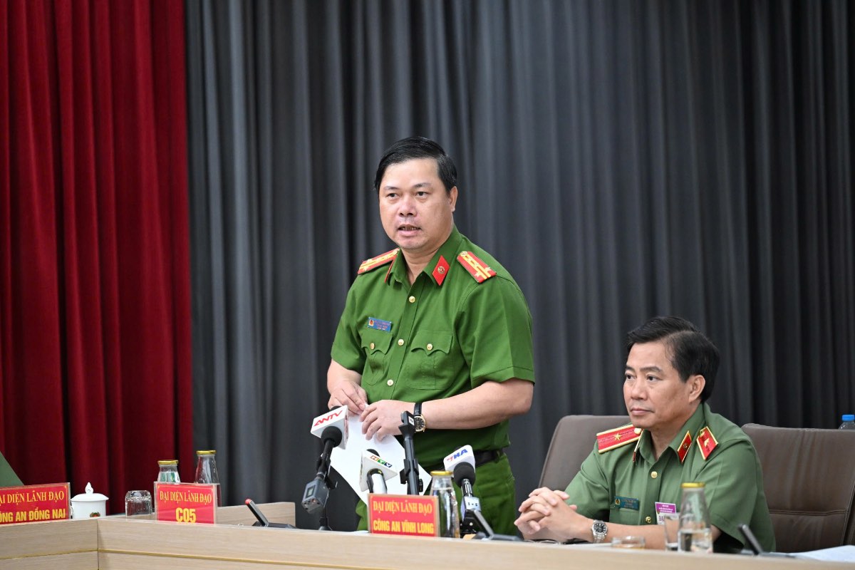 환경 범죄 예방 경찰국(C05) 지도부는 C.P. 베트남 회사가 병든 돼지고기를 판매한 사건에 대한 정보를 제공했습니다. 사진: Do Trung