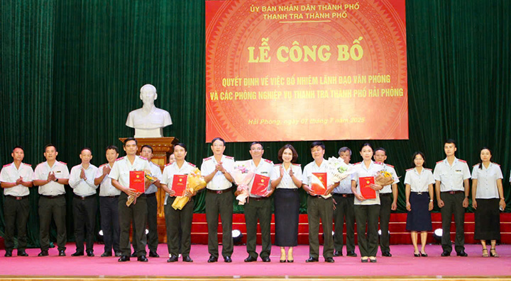 Lanh dao Thanh tra thanh pho trao Quyet dinh va tang hoa cac Truong, Pho Van phong va Truong, Pho phong Nghiep vu. Anh: Cong TTDT Hai Phong