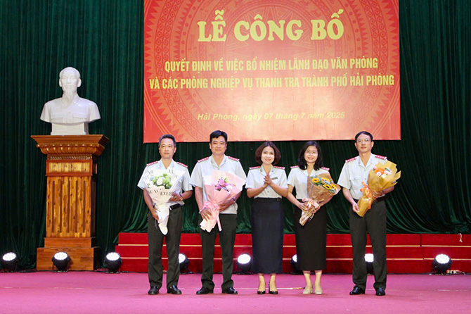 하이퐁시 감사원장 Bui Thi Hong Van이 시 감사원 부원장들에게 꽃을 전달하고 있습니다. 사진: 하이퐁 전자 정보 포털