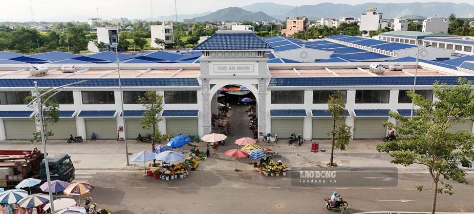 Di vao hoat dong tu dau nam 2024, cho An Nhon (phuong Binh Dinh, tinh Gia Lai) tro thanh noi hop cho ly tuong cua nhieu tieu thuong nho co so ha tang hien dai, khong gian rong rai, khang trang, cung he thong phong chay chua chay, camera an ninh duoc dau tu bai ban. Anh: Hoai Phuong