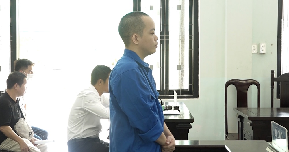 Prison d'un employe de banque a Hue pour avoir detourne plus de 11 milliards de dongs a d'autres personnes.