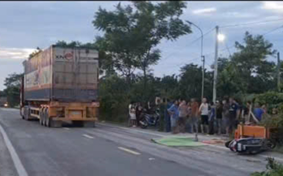 The scene of the accident where the woman riding the motorbike died on the spot. Photo: Huong Phuc