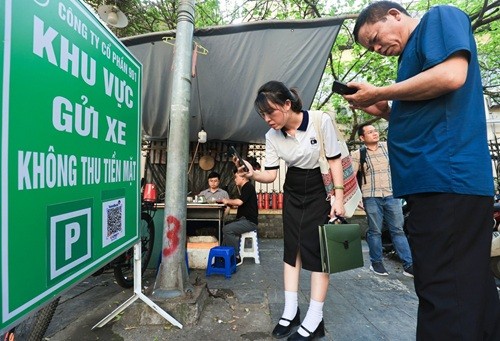 ハノイの駐車場で現金決済。写真:トゥアン・カイ