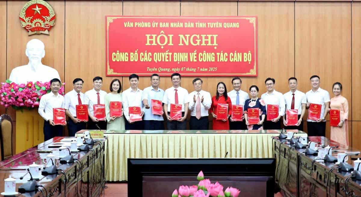 뚜옌꽝 인민위원회 사무실 소속 부서 및 위원회 지도자 9명 임명. 사진: Thanh Phuc