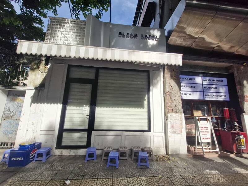 벌금을 부과받은 Black Label Shop 매장(다낭 하이쩌우군 쩐푸 156번지)은 영업을 중단했습니다. 사진: Thu Giang