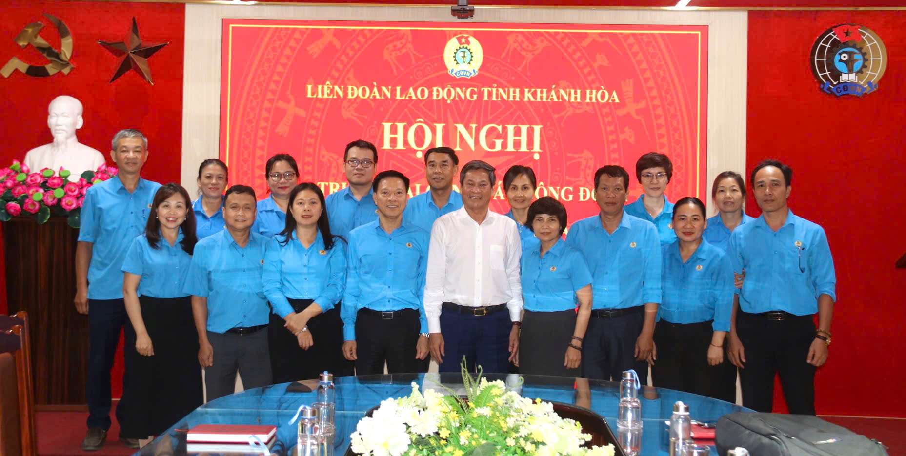 Le vice-president de la Confederation generale du travail du Vietnam M. Huynh Thanh Xuan visite et travaille avec la Federation du travail de la province de Khanh Hoa apres la fusion. Photo : Phuong Linh