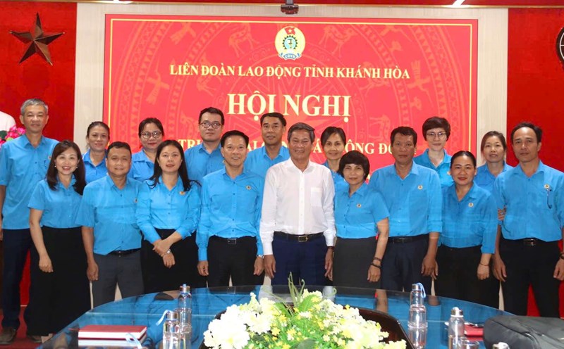 Vice President of the Vietnam General Confederation of Labor Mr. Huynh Thanh Xuan visited and worked with the Khanh Hoa Provincial Federation of Labor after the merger. Photo: Phuong Linh