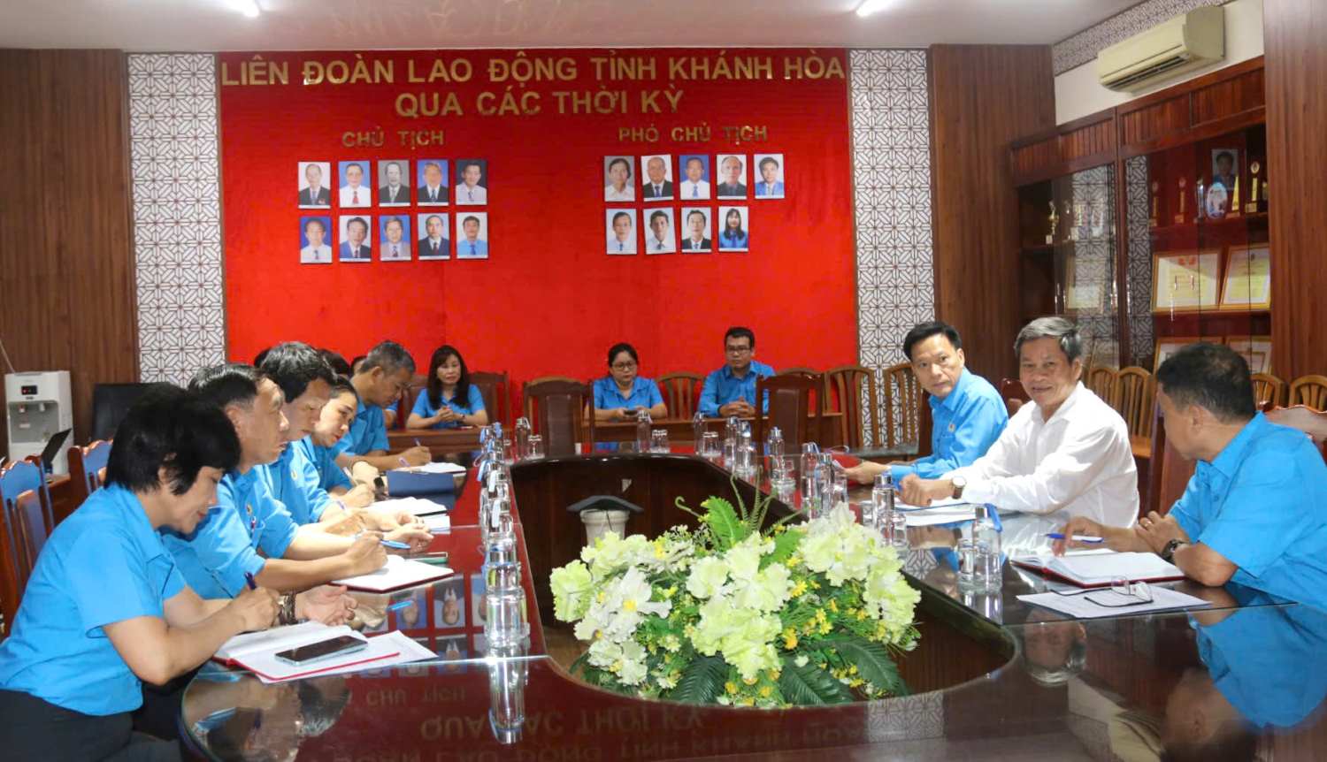 Ong Huynh Thanh Xuan - Pho Chu tich Tong Lien doan Lao dong Viet Nam ghi nhan tinh hinh cong tac van hanh hoat dong Cong doan Khanh Hoa sau ngay chinh quyen 2 cap di vao hoat dong. Anh: Phuong Linh