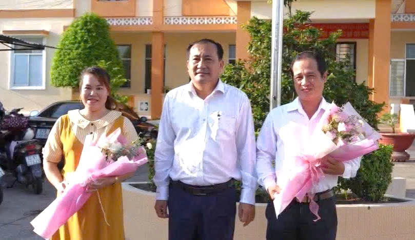 Recognizing 2 cadres in Thuan My commune, Tay Ninh province, who were praised by the people after 1 week of implementing the two-level local government. Photo: Duy Minh