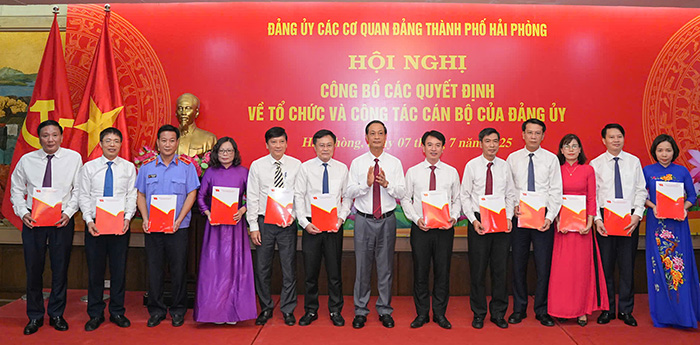 Ong Do Manh Hien, Pho Bi thu Thuong truc Thanh uy, Bi thu Dang uy Cac co quan dang TP trao Quyet dinh cho cac to chuc dang. Anh: Cong TTDT Hai Phong