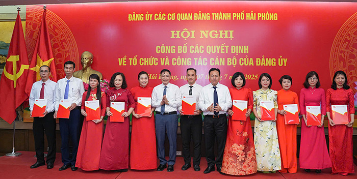 Trao Quyet dinh cho cac co quan chuyen trach tham muu, giup viec Dang uy. Anh: Cong TTDT Hai Phong